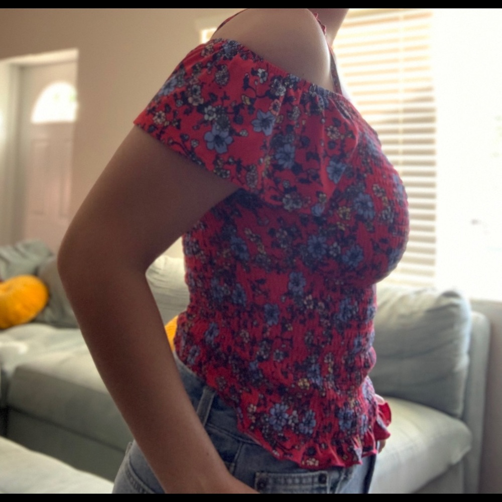 ❤️💙Cute Flower Adjustable Sleeve Top💙❤️